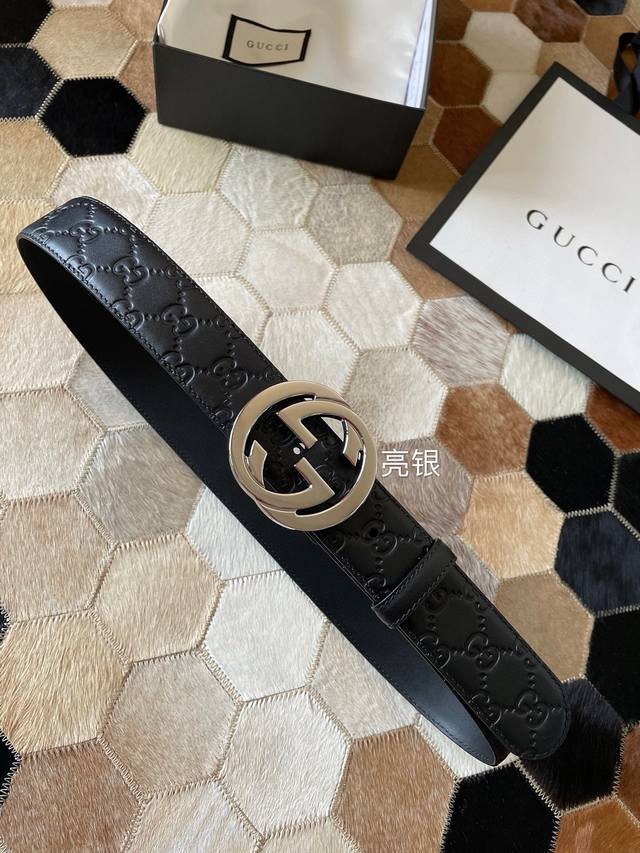 原单品质 Gucci 古驰男款互扣式双g金属扣腰带，采用热压技术的gucci Signature真皮精制而成，触感厚实，印花图案清晰分明。4厘米