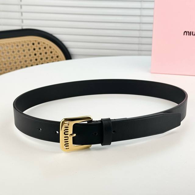 Miumiu小腰带、3Cm。西装牛仔随意搭配起来！随性慵懒风！