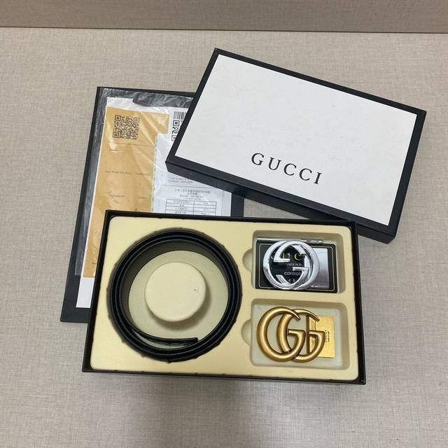 古驰gucci精品款 ☆双扣礼盒套装 含礼盒 专柜有售 Gucci专柜在售正品 此款采用头层牛皮制作 走线油边细致 正品开模 搭配广州原版扣经久耐用、3.5Cm