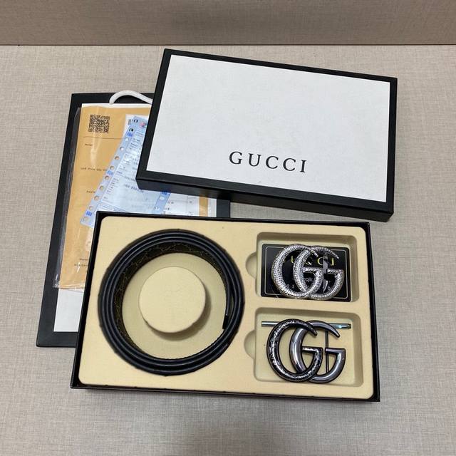 古驰gucci精品款 ☆双扣礼盒套装 含礼盒 专柜有售 Gucci专柜在售正品 此款采用头层牛皮制作 走线油边细致 正品开模 搭配广州原版扣经久耐用、3.8Cm