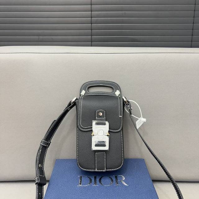 Dior 迪奥刺绣针织手机包 小方包 男女通用斜挎包 单肩包 采用精湛镶嵌细工，经典百搭 实物拍摄 原厂原版面料 防尘袋 礼盒 22 X 11 Cm。