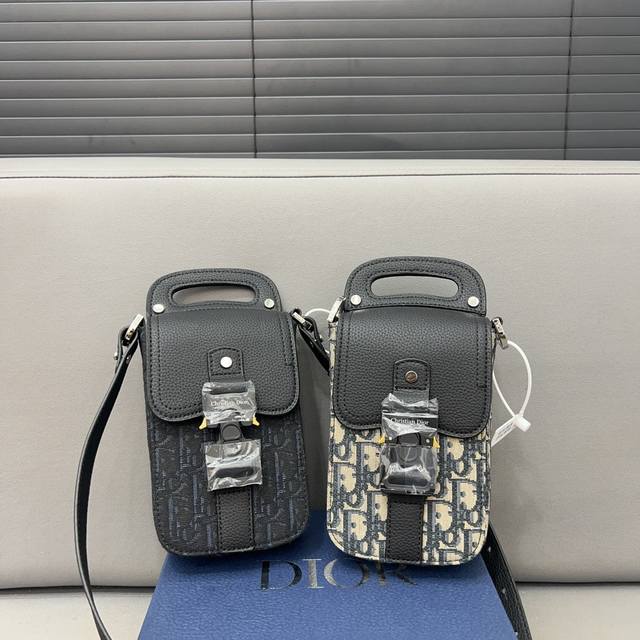 Dior 迪奥刺绣针织手机包 小方包 男女通用斜挎包 单肩包 采用精湛镶嵌细工，经典百搭 实物拍摄 原厂原版面料 防尘袋 礼盒 22 X 11 Cm。