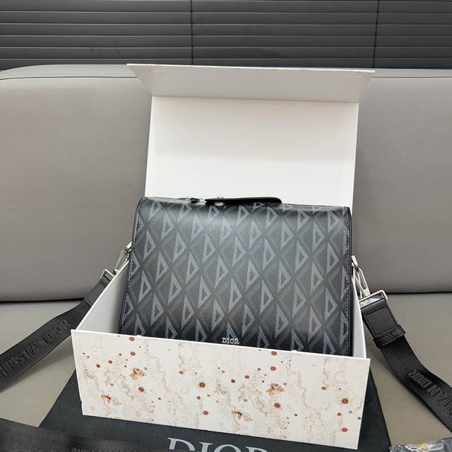 Dior 迪奥cd Diamond钻石图案dior 手袋 单肩背包 斜挎包 男女通用 明星单品 采用精湛镶嵌细工，经典百搭 实物拍摄 原厂原版面料 配送防尘袋