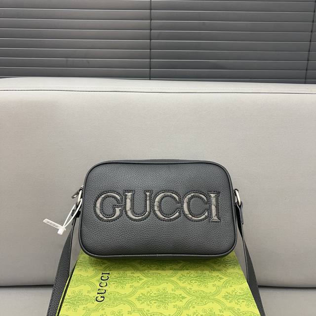 Gucci 古奇 Gg印花相机包 男士休闲单肩斜挎包 超大容量 电镀激光雕刻五金 高品质 附带 防尘袋 规格 14 X 23 Cm