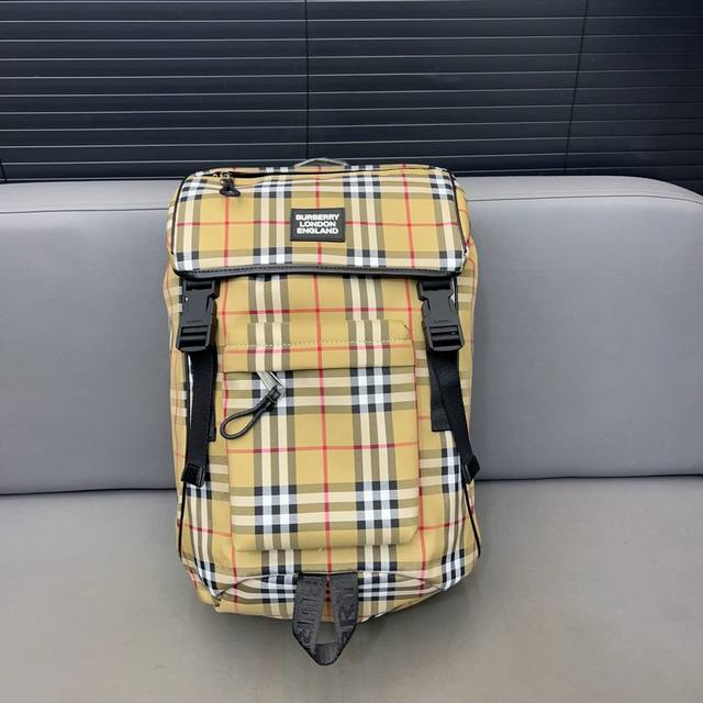 Burberry 巴宝莉vintage格子条纹 帆布双肩包 男女通用背包 书包 经典logo搭配原厂工艺材质 休闲百搭 采用精湛镶嵌细工，实物拍摄 原厂原版面料