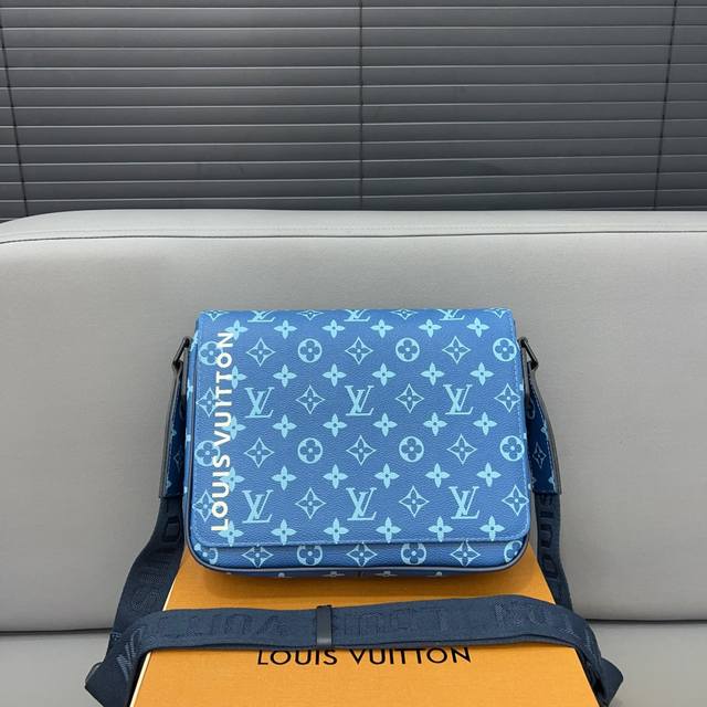 Louisvuitton 路易威登 District 翻盖邮差包男士斜挎包 采用精湛镶嵌细工，实物拍摄 原厂原版面料 配送防尘袋 26 X 20 Cm。