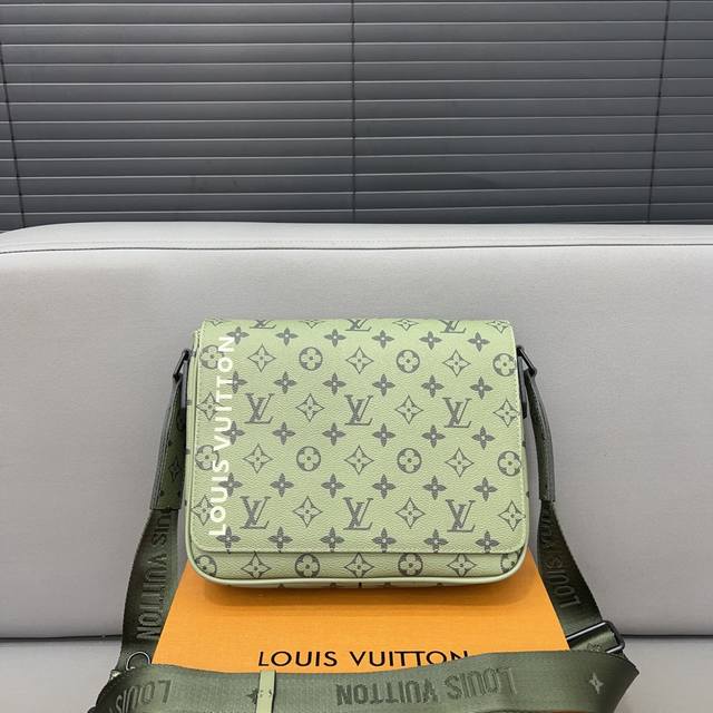 Louisvuitton 路易威登 District 翻盖邮差包男士斜挎包 采用精湛镶嵌细工，实物拍摄 原厂原版面料 配送防尘袋 26 X 20 Cm。