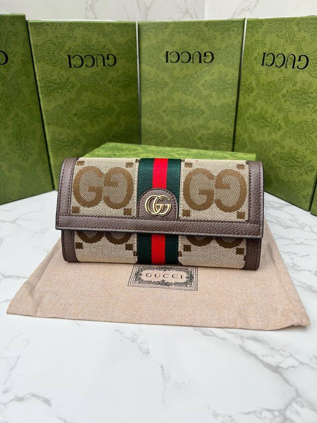 颜色 棕色尺寸 19X10.5Gucci Diana竹节新款钱包全拉链式钱包融合品牌颇具辨识度的元素,匠心装饰竹节配件和字母交织图案细节这款钱包由双图案帆布制作