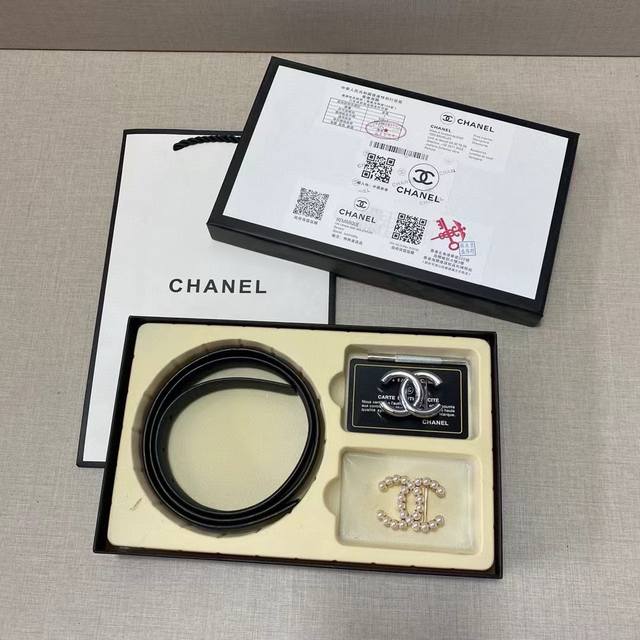 香奈儿chanel 精品款 ☆双扣礼盒套装 含礼盒 专柜有售 香奈儿chanel专柜在售正品 此款采用头层牛皮制作 油边细致、☆正品开模 搭配广州原版扣五金 2 - 点击图像关闭