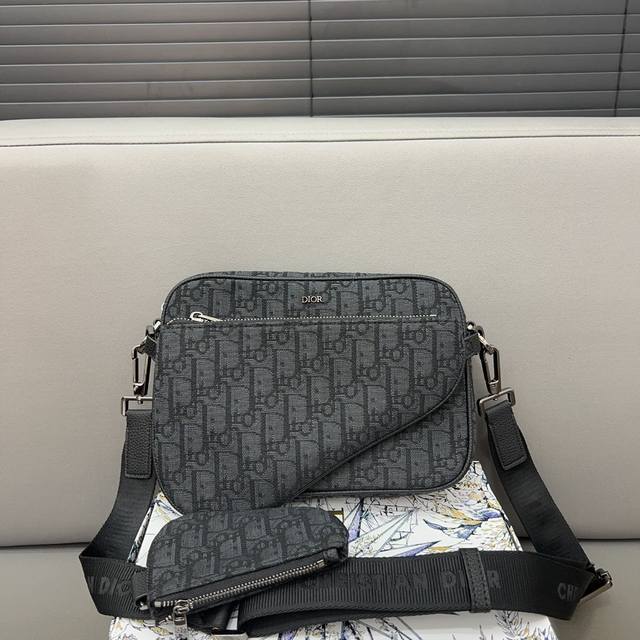 Dior 迪奥 三合一cd刺绣针织相机包 男女通用斜挎单肩包 采用原版面料 经典百搭 实物拍摄 原厂原版面料 配送防尘袋 礼盒 25 X 18 Cm。