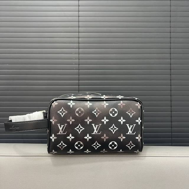 Louisvuitton 路易威登 24Fw 化妆包 洗漱袋 手拿包 采用精湛镶嵌细工，经典百搭 实物拍摄 原厂原版面料 配送防尘袋 礼盒 12 X 22 Cm