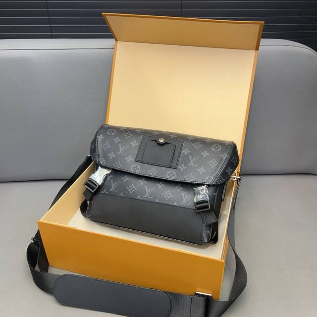 Louisvuitton 路易威登邮差包 Voyage 手袋 翻盖单肩包 大容量印花斜挎包 采用精湛镶嵌细工，经典百搭 实物拍摄 原厂原版面料 配送礼盒 防尘袋