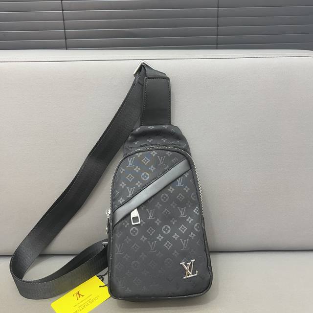 Louisvuitton 路易威登 印花帆布胸包 斜挎单肩包 采用精湛镶嵌细工，实物拍摄 原厂原版面料 配送防尘袋30 X 16 Cm。