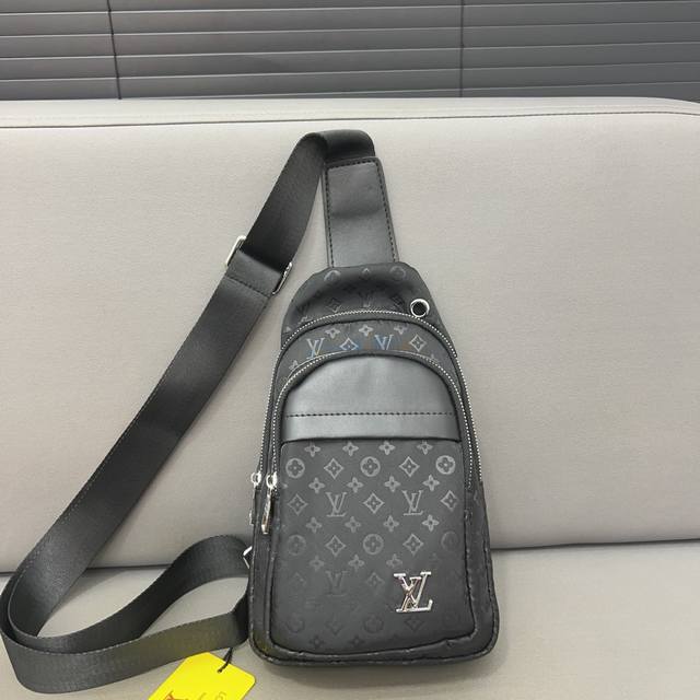 Louisvuitton 路易威登 印花帆布胸包 斜挎单肩包 采用精湛镶嵌细工，实物拍摄 原厂原版面料 配送防尘袋30 X 16 Cm。