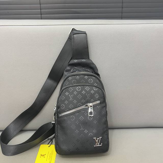 Louisvuitton 路易威登 印花帆布胸包 斜挎单肩包 采用精湛镶嵌细工，实物拍摄 原厂原版面料 配送防尘袋30 X 16 Cm。