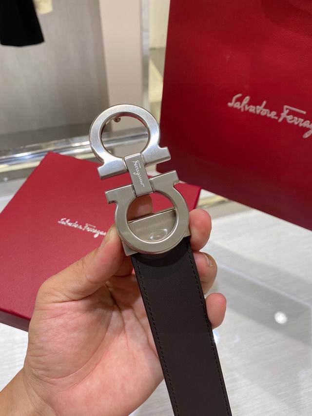 Ferragamo菲拉格慕 全套包装 皮带腰带 将摩登设计与精湛的手工技艺完美结合；打造出风格华贵典雅，双面可用实用性和款式并重；手感柔软舒中，3.5Cm宽 搭