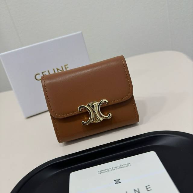 Celine 16332颜色 黑色尺寸 11*10*5新款凯旋门2 件套，Celine短式钱包非常炫美的一个系列，专柜同步，采用头层牛皮，精致时尚！