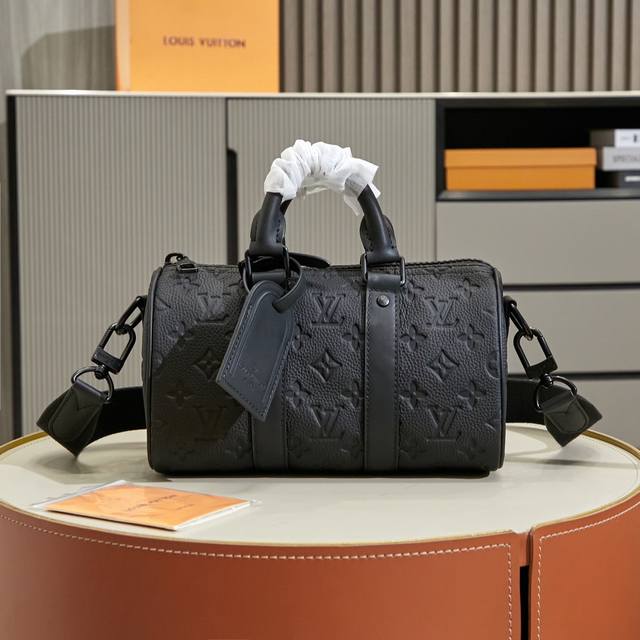 独家实拍 M20900 黑色 压花 路易威登推出aerogram 版本的新款 Keepall Xs，由黑色柔软粒面皮革制成，内敛时尚。黑色压花标识，皮革包身搭配