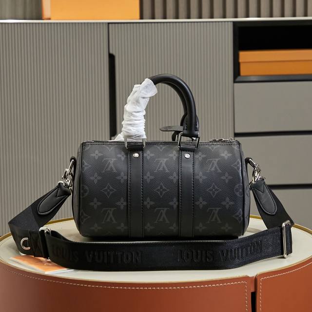 独家实拍 M46271 Keepall 25 手袋取材 Monogram Eclipse Reverse 帆布，展现路易威登经典图案的优雅重绎。加固饰带和皮革名