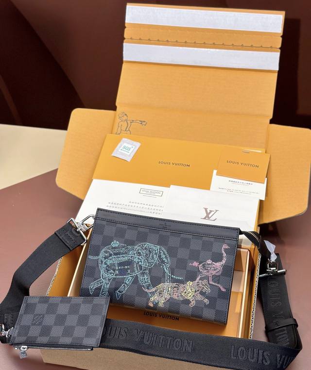 顶级原单 全钢五金 真真正正开发的细节 N64608 本款 Gaston Wearable Wallet 手袋取材 Damier Graphite 帆布，以海关 - 点击图像关闭