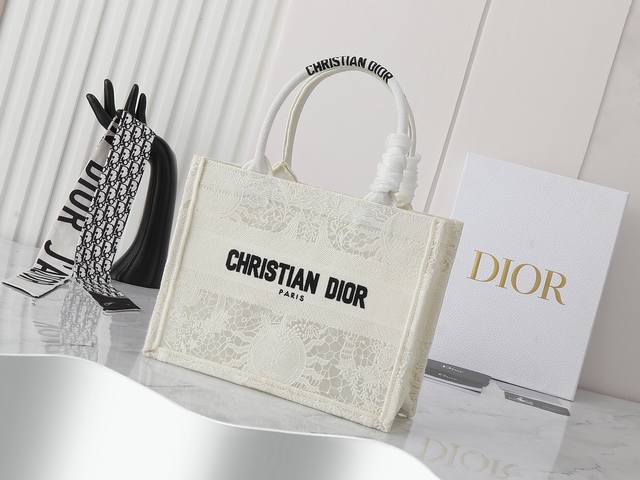 独家实物拍摄 原单 Dior Book Tote 托特 白太阳神蕾丝小26Cm 这款 Book Tote手袋由女装创意总监玛丽亚 嘉茜娅 蔻丽 Maria Gr