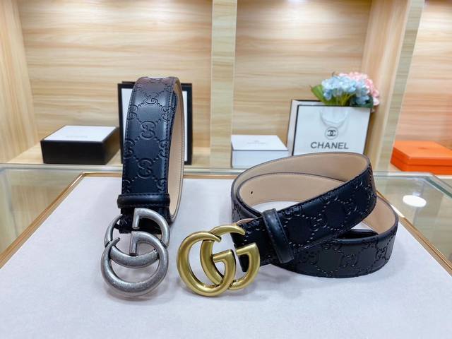 Gucci 古奇新款互扣式g带扣深受品牌辉煌的70年代经典设计所影响，得以重新诠释。安放于织纹纯皮腰带之上。正品一致的吊牌全套包装 配纸袋 礼品盒 亲们下单一定