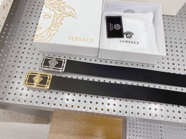 Versace 范思哲 3.8Cm双面原版皮，创造了一个时尚帝国，代表着一个品牌家族，Versace的时尚产品渗透了生活的每个领域，其鲜明的设计风格，独特的美感