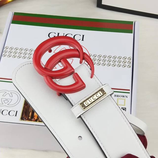 认准图片代购包装 批 配全套图中包装 品牌：Gucci 扣头材质：100%双色纯铜扣 带身材质正面：38Mm宽度头层平纹牛皮腰带专柜正品同售，纯铜真空纳米电镀五