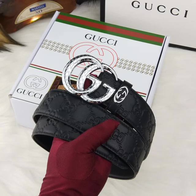 认准图片代购包装 批 配全套图中包装 品牌：Gucci 扣头材质：100%双色纯铜扣 带身材质正面：38Mm宽度头层牛皮压纹腰带专柜正品同售，纯铜真空纳米电镀五