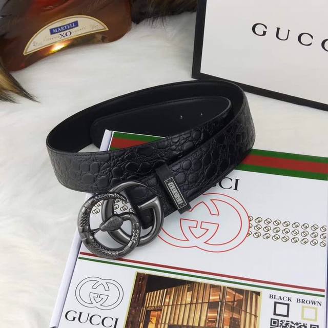 认准图片代购包装 批 配全套图中包装 品牌：Gucci 扣头材质：100%双色纯铜扣 带身材质正面：38Mm宽度头层牛皮压纹腰带专柜正品同售，纯铜真空纳米电镀五