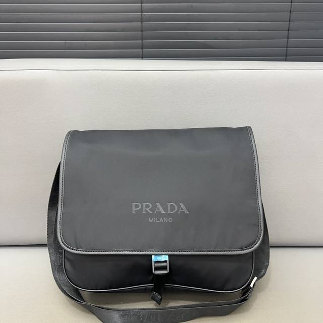 Prada 普拉达 尼龙布翻盖邮差包单肩包 男士斜挎包 采用精湛镶嵌细工，经典百搭 实物拍摄 原厂原版面料 配送防尘袋 30 X 30 Cm