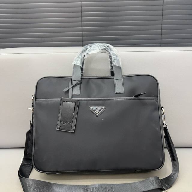 Prada 普拉达 男士帆布公文包斜挎包手提包电脑包 采用精湛镶嵌细工，经典百搭 实物拍摄 原厂原版面料 高端品质 配送防尘袋 28 X 38 Cm。