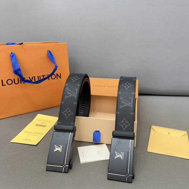 Louisvuitton 路易威登 牛皮腰带 男士经典款皮带 时装搭配必备款 优质合金扣头 采用原厂牛皮带身 机械打孔 高品质全套包装 礼盒 礼袋 小票