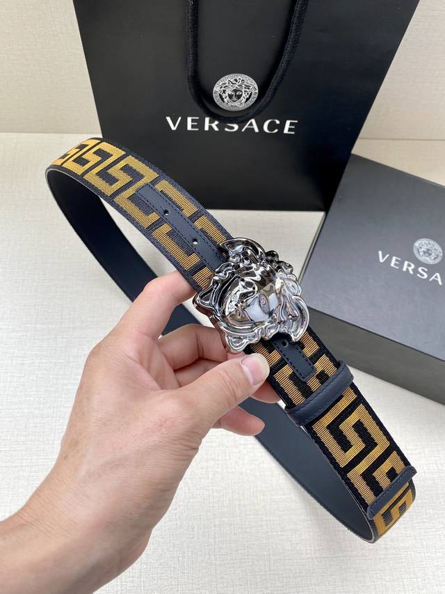 带宽3.8Cm Versace 范思哲 此款缎带腰带风格十分休闲，饰有标志性希腊回纹图案，可搭配休闲单品或高腰正装。 闭合式佩戴 希腊回纹图案 材质：100%聚