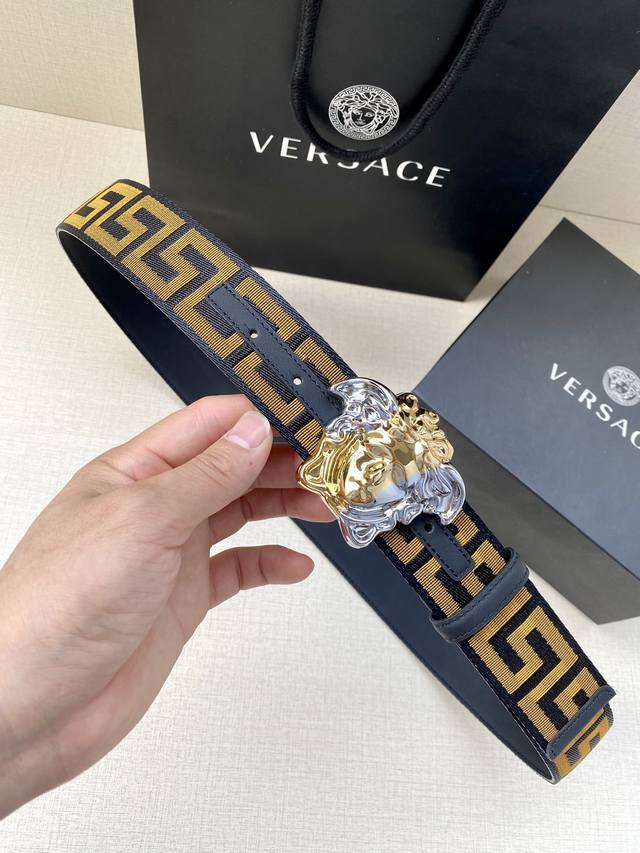 带宽3.8Cm Versace 范思哲 此款缎带腰带风格十分休闲，饰有标志性希腊回纹图案，可搭配休闲单品或高腰正装。 闭合式佩戴 希腊回纹图案 材质：100%聚