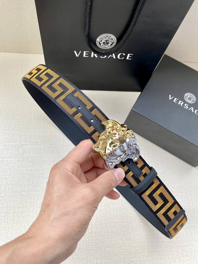 带宽3.8Cm Versace 范思哲 此款缎带腰带风格十分休闲，饰有标志性希腊回纹图案，可搭配休闲单品或高腰正装。 闭合式佩戴 希腊回纹图案 材质：100%聚