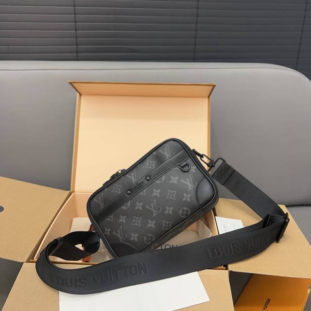 Louisvuitton 路易威登 Alpha 单肩斜挎包 采用精湛镶嵌细工，经典百搭 实物拍摄 原厂原版面料 飞机礼盒 23 X 16Cm。