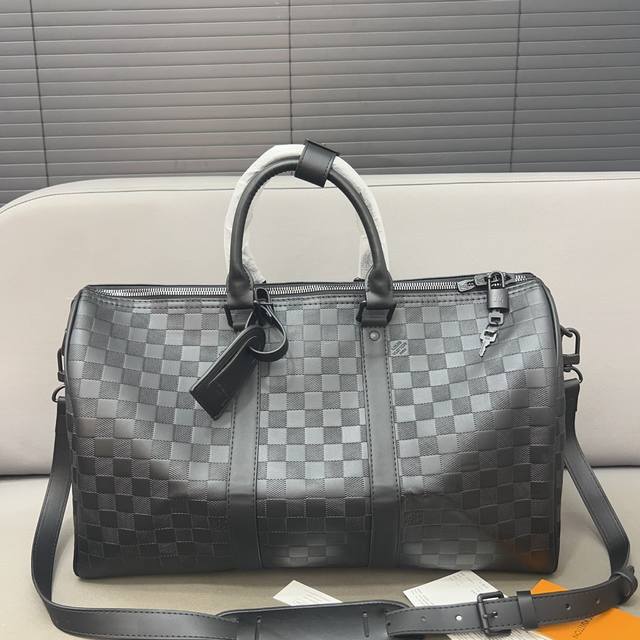 Louisvuitton 路易威登 压花旅行袋 手提包袋 机场包 采用精湛镶嵌细工，实物拍摄 原厂原版面料 配送防尘袋 50 X 27 Cm。