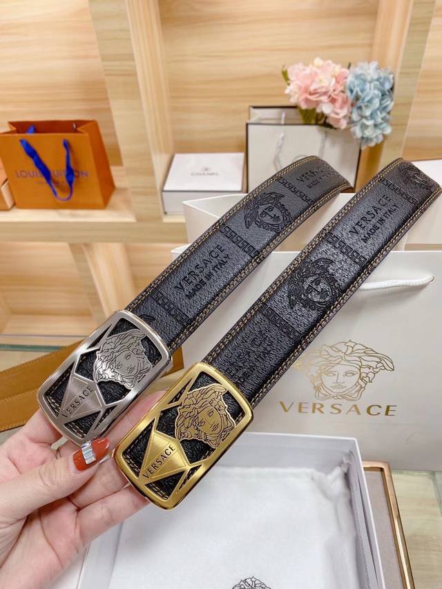 Versace 范思哲 3.8Cm双面原版皮，创造了一个时尚帝国，代表着一个品牌家族，Versace的时尚产品渗透了生活的每个领域，其鲜明的设计风格，独特的美感