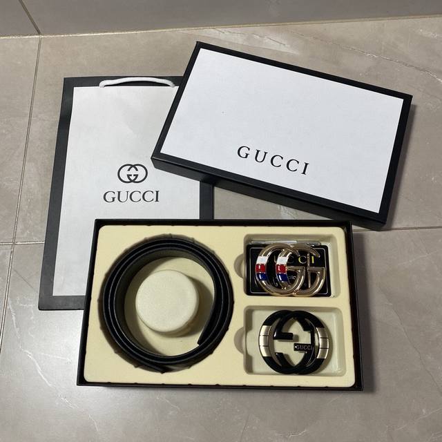 古驰gucci精品款 ☆双扣礼盒套装 含礼盒 专柜有售 Gucci专柜在售正品 此款采用头层牛皮制作 走线油边细致 正品开模 搭配广州原版扣经久耐用、3.8Cm