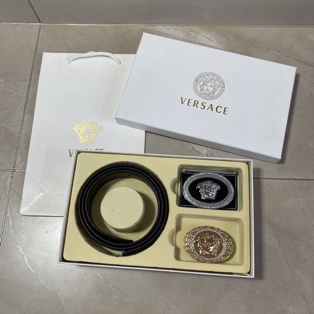 Versace精品款 ☆双扣礼盒套装 含礼盒 专柜有售 范思哲专柜在售正品 此款采用头层牛皮制作 走线油边细致 正品开模 搭配广州原版扣经久耐用、3.8Cm规格