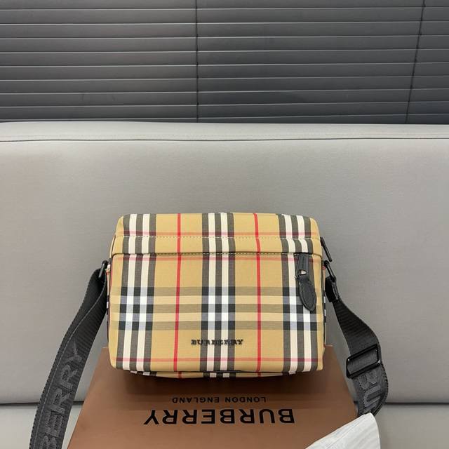 Burberry 巴宝莉 男士单肩包 男包 斜挎包 采用精湛镶嵌细工，经典百搭 实物拍摄 原厂原版面料 高端品质 配送防尘袋 礼盒 23 X 16 Cm。