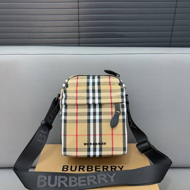 Burberry 巴宝莉 男士单肩包 男包 斜挎包 采用精湛镶嵌细工，经典百搭 实物拍摄 原厂原版面料 高端品质 配送防尘袋 礼盒 21 X 16 Cm。