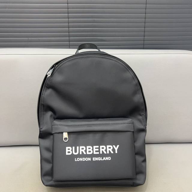 Burberry 巴宝莉 徽标印花econyl双肩包 男女通用背包 书包 经典logo搭配原厂工艺材质 休闲百搭 采用精湛镶嵌细工，实物拍摄 原厂原版面料 配送