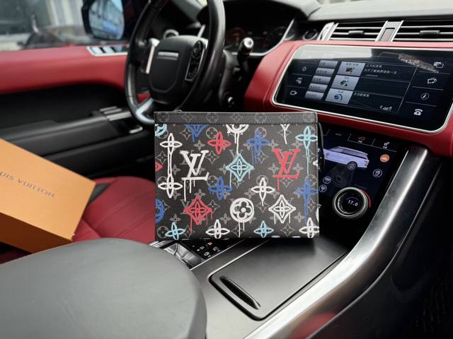 高端货 新款 “ Louis Vuitton ”Lv手拿包 路易威登洗漱包 M81803 Louis Vuitton Pochette Voyage 老花满印拉