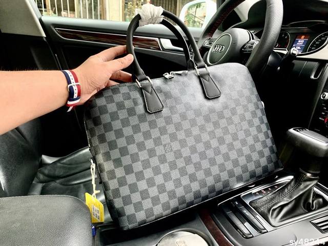 Louis Vuitton 路易威登 专柜同步 型号:N48224尺寸：37X 28X 6Cm。将优雅设计与功能实用性融于一体。时尚的damier Ebène帆