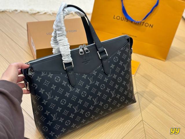 Louis Vuitton 路易威登 40566男士公文这个系列以 Louis Vuitton 最经典的 Monogram 皮革系列作为蓝本 颜色上选用深蓝色及