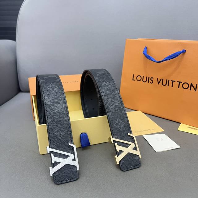 Louisvuitton 路易威登 钢扣 原单牛皮腰带 男士经典款皮带 时装搭配必备款 优质扣头 采用原厂牛皮带身 机械打孔 高品质全套包装 礼盒 礼袋 小票