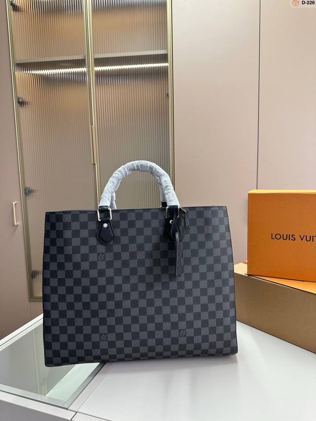 Louis Vuitton 路易威登 M44733黑花 Grand Sac 手袋源自 1960 年代的经典 Sac Plat 手袋激发灵感，以 Monogram