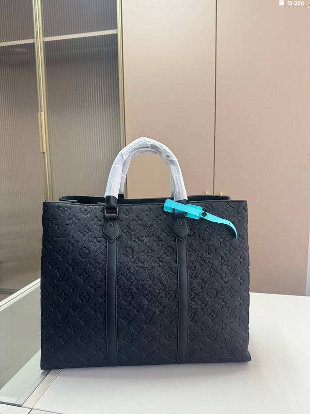 Louis Vuitton 路易威登 M44733黑花 Grand Sac 手袋源自 1960 年代的经典 Sac Plat 手袋激发灵感，以 Monogram